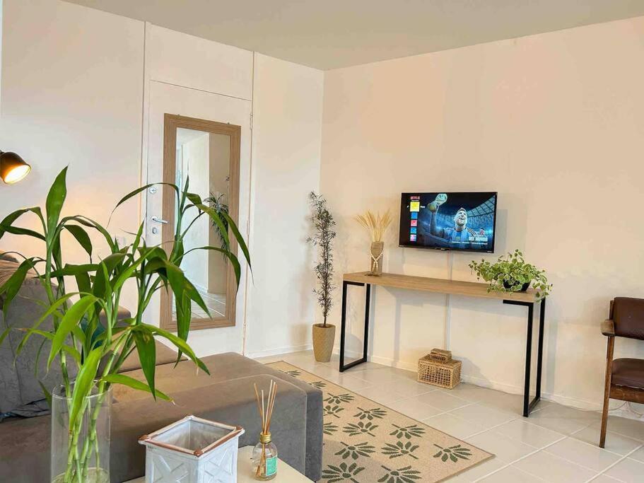 With Sea View, Sunset, Pool & Gym In Leblon - *