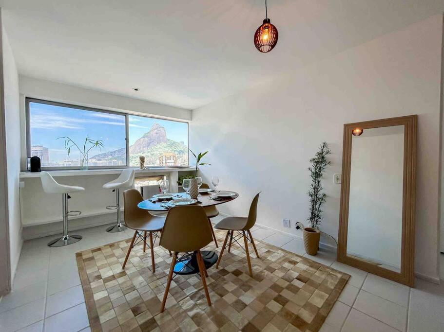 With Sea View, Sunset, Pool & Gym In Leblon -