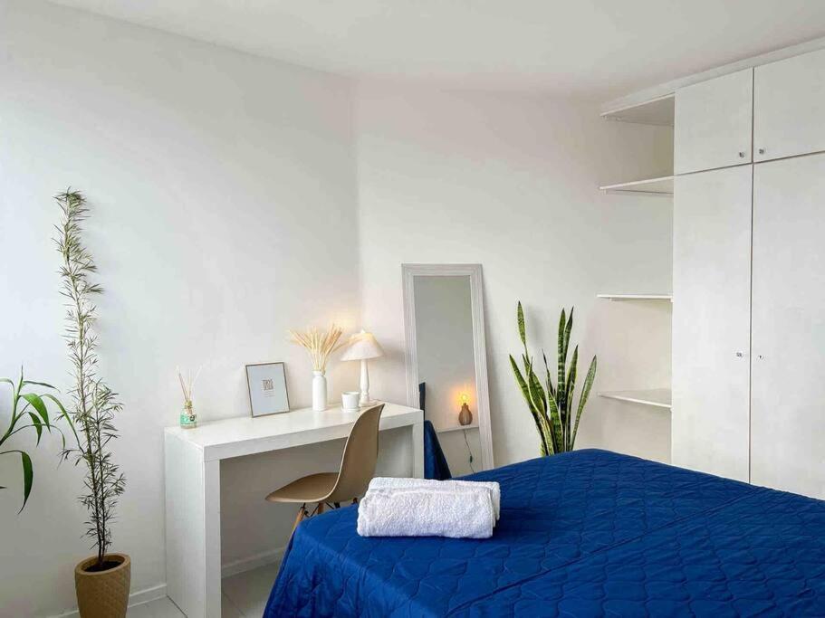 With Sea View, Sunset, Pool & Gym In Leblon -